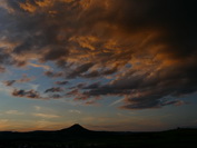 Leuchtender Abendhimmel ber dem Hohenhewen, Juni 2020