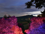 Nachtaufnahme Mgdeberg mit farbig angeleuchteten Burgmauern, Juli 2020