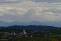 Dorfidylle: Weiterdingen direkt unterhalb der Alpen, Oktober 2020