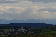 Dorfidylle: Weiterdingen direkt unterhalb der Alpen, Oktober 2020