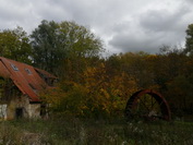 Lost Places: Halb verfallenes Haus mit verrostetem Mhlrad bei Blumenfeld, Oktober 2020
