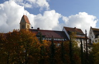 Kirche und Altstadthuser in Blumenfeld inmitten bunter Herbstbume, Oktober 2020