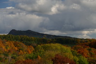 Hohenstoffel, Westseite, inmitten bunter Herbstbume, Oktober 2020