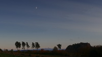 Sntisblick mit Hohentwiel, Herbstbumen und Halbmond vom Tannenberg/Hegau, Oktober 2020