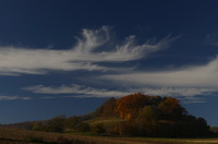 Hgel beim Hohenstoffel mit bunten Herbstbumen, blauem Himmel und Schleierwolken, Oktober 2020