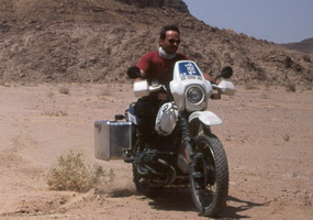 Hgar mit BMW R100GS im Wadi Rum, Jordanien