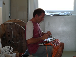 Martin Hgele beim Erstellen eines Netzwerkpatchfeldes