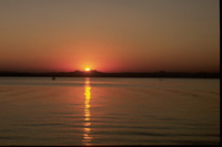 Sonnenuntergang an der Reichenau, Bodensee. Im Hintergrund der Hohenstoffel / Hegau