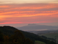 Moegenrte ber den Nebelfeldern im Hegau